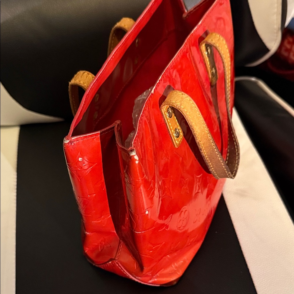 Louis Vuitton Vibrant Red Vernis Tote with leather Handles - Picture 4 of 11
